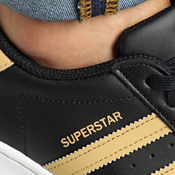 Athletic_Shoes